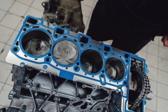 Installing a new cylinder head gasket in the engine